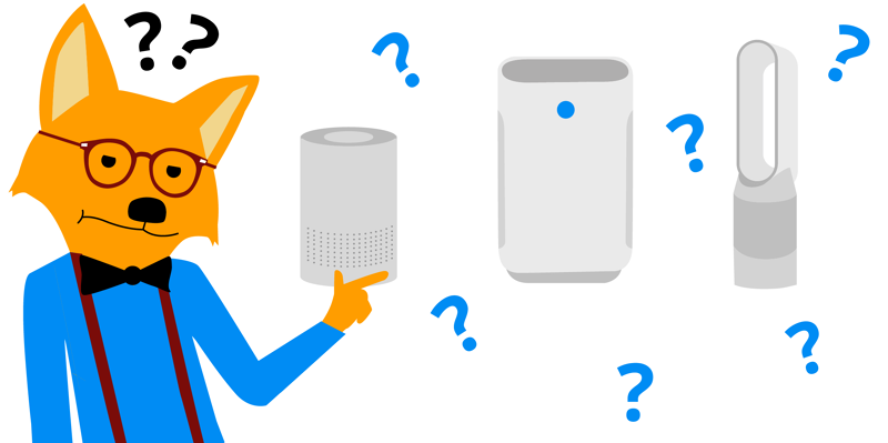 Der “Smart-Home-Fox” steht vor unterschiedlichen Luftreinigern und zeigt auf einen